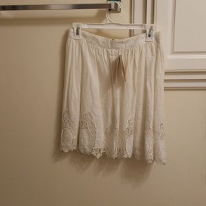 White cotton and eyelet skirt.